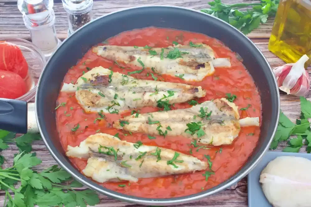 Rape en salsa de tomate